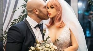 وەرزشڤانه‌کى بووكه‌كا پلاستیكى ماره‌كر