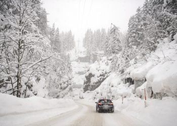 سه‌قاناسى: به‌فر و باران دێ بارن