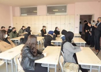 دەرگەھێن قوتابخانان بۆ پۆلا ١٢ھاتن ڤەکرن.