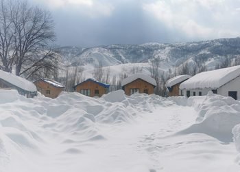  باکوورێ کوردستانێ: بەفرێ رێیا ٢٠٠١ گوندان داخستییە