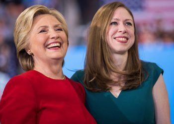 هیلاری و كچا خوه‌ دێ درامایا كچێن كۆبانێ به‌رهه‌م ئینن