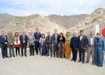 قونسولێ گشتی ئه‌مریكا ب جلکێن کوردی سەرەدانا ئاکرێ دا