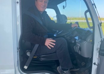 ده‌یڤد كامیرۆن هاریكارییان بۆ كۆچبه‌رێن ئوكرانى دبه‌ت