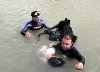 دو زارۆك د رووبارێ خابیری دا خه‌ندقین