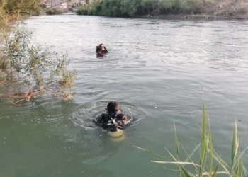 گەنجەک د رووبارێ خابیری دا خەندقی