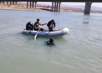 گەنجه‌ك د رووبارێ زێیێ مه‌زن دا خه‌ندقی