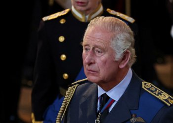 شاهـێ بریتانیا كەسەك دامەزراند دا وی سپێدێ ژ خەو هشیاركەت