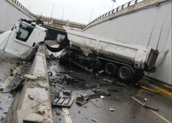 بارهه‌لگره‌ك ژ ئوڤه‌ر پاسه‌كێ كه‌ڤته‌ خوار