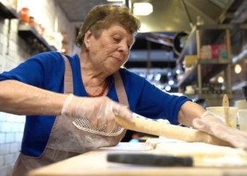 ل خوارنگەهەكێ هەر رۆژ داپیرەك دبیتە شێف