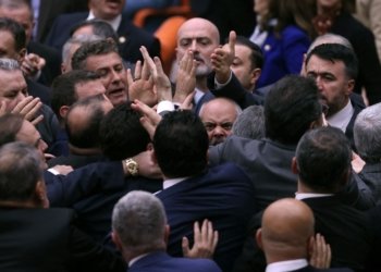 پەرلەمانتارەكێ توركیا ب تۆندی هاتە قۆتان و ل ژێر چاڤدێرییا چردایە