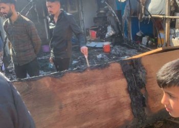 دو خیڤه‌تێن ئاواران ل كه‌مپا چه‌م مشكۆ سۆتن