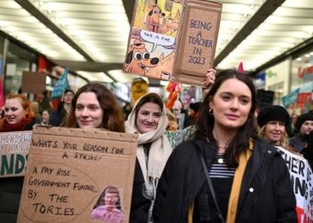 مامۆستایێن بریتانیا دژی كێمییا مووچەی و گرانییا بهایێ كەلوپەلان خۆەنیشاندان كرن