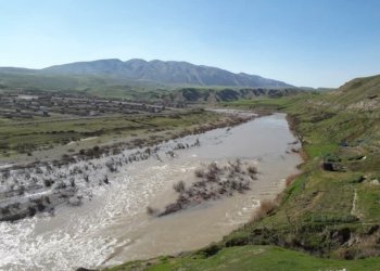 ژنه‌ك و زارۆیه‌ك د رووبارێ خازری دا خه‌ندقین