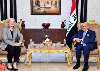 فوئاد حسێنی و بالیۆزا ئەمریکا دانوستاندن ده‌ربارەیی ڤه‌گۆهاستنا خێزانێن عێراقییان ل کەمپا هۆلێ كرن