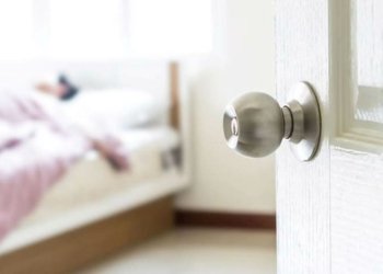 بسپۆره‌كێ خه‌وێ : پێدڤییه‌ ل ده‌مێ نڤستنێ ده‌رگه‌هێ ژوورێ یێ ڤه‌كرى بیت