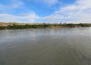 سێ كه‌س دئاڤا زێیێ مه‌زندا خه‌ندقین