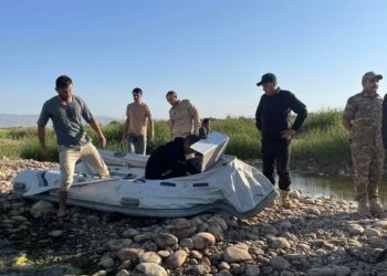 دوو كچ د ڕووبارێ خازردا خەندقین