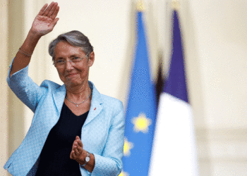 سەرۆک وەزیرا فرەنسا: جگارێن ئەلکترۆنی دێ قەدەغە کەین