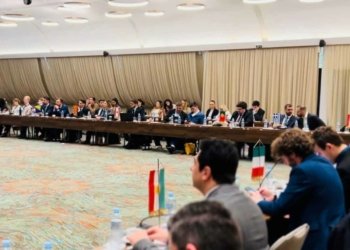 لاوێن کورد ب ئالایێ کوردستانێ پشكدرای د کۆمبوونا سیاسەتمەدارێن گەنجێن ئورۆپا دا کر