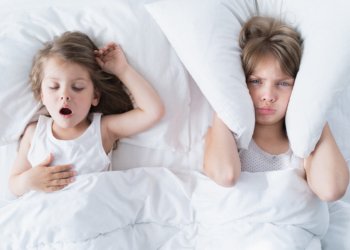 بزانە بوچی ل دەمێ نڤستنێ مرۆڤ خڕخڕێ دكەت و زیانێن وێ چنە