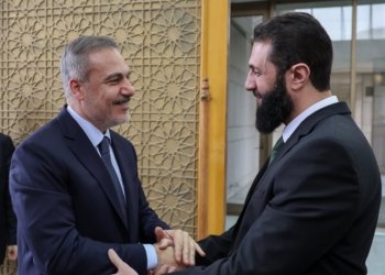 ئەحمەد شەرع، سەرۆکێ تەحریر ئەلشام و هاکان فیدان، وەزیرێ دەرڤەیێ تورکیا ل دیمەشقێ کونگرەکێ رۆژنامەڤانی سازکر.