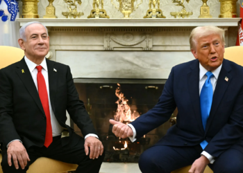 ترەمپ بۆ نەتەنیاهوی: ئەگەر شەری نە ڕاوەستینی، دێ دەستان ژ ئیسرائیلێ بەردەین