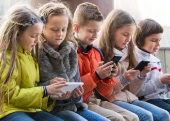 پەرلەمانتارێن فرەنسا داخواز دکەن بکارئینانا تۆرێن جڤاكی بۆ زارۆیێن د ژییێ ل ژێر 15 سالییێ دا بهێتە قەدەغە كرن