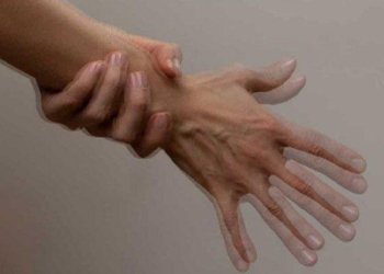 بۆچی دەستێن مرۆڤی د لەرزن؟